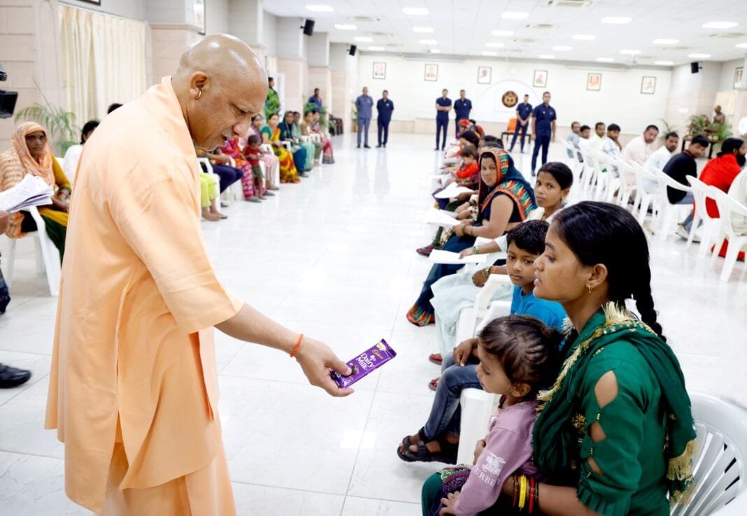 'जनता दर्शन' के साथ योगी ने की सावन के तीसरे सोमवार की शुरुआत