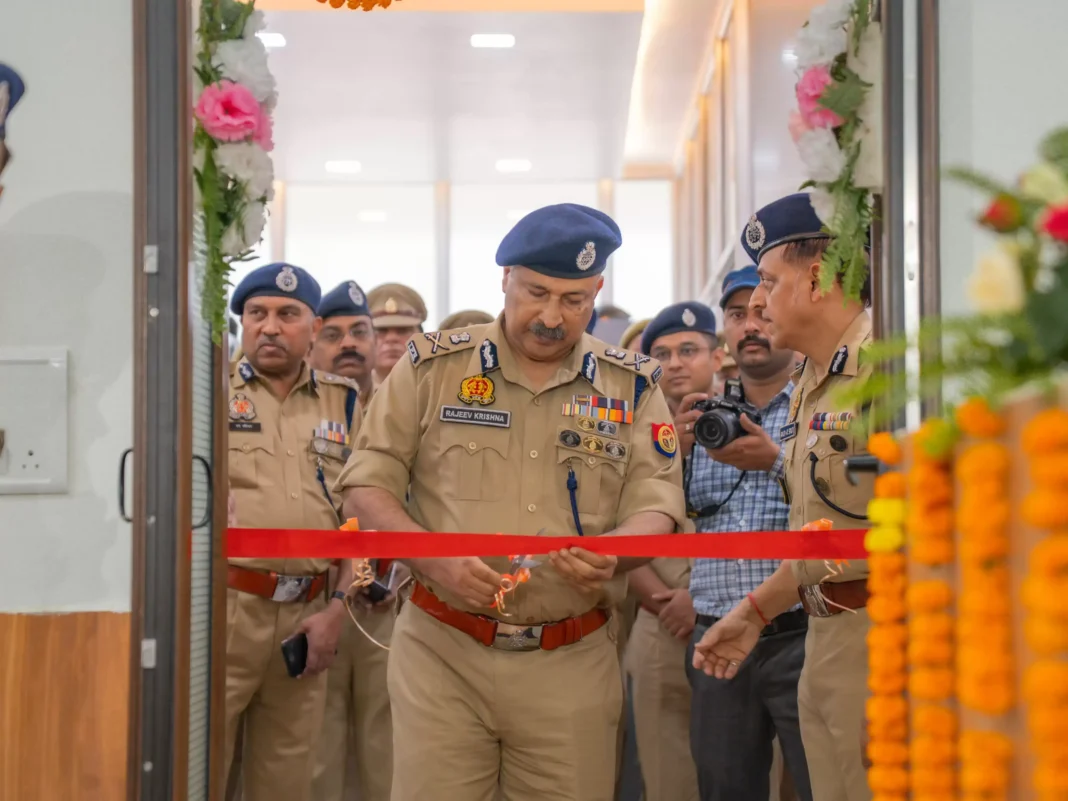 लखनऊ में 1930 साइबर हेल्पलाइन कॉल सेंटर का उद्घाटन करते डीजीपी राजीव कृष्ण