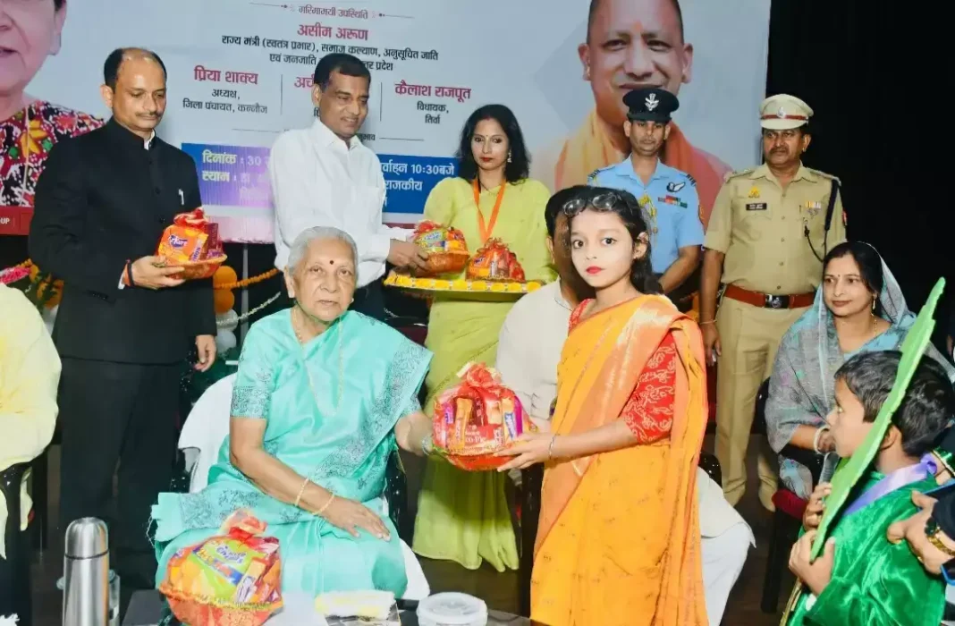 राज्यपाल आनंदीबेन पटेल आंगनवाड़ी कार्यकत्रियों को सम्मानित करते हुए