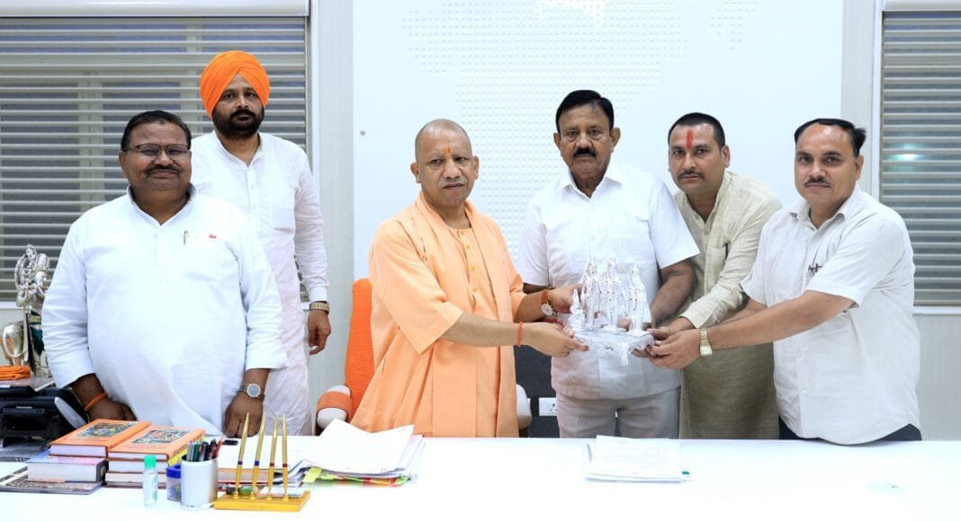 मुख्यमंत्री योगी आदित्यनाथ लखनऊ मंडल जनप्रतिनिधियों संग बैठक करते हुए