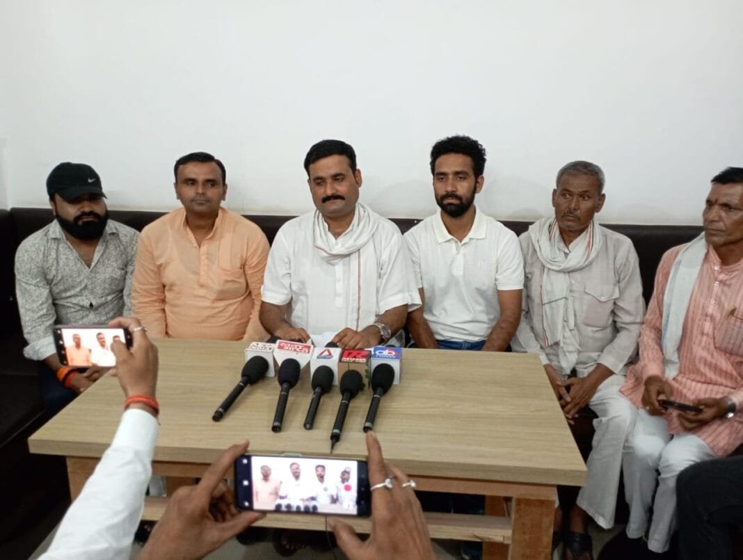 गोहद कांग्रेस प्रेस वार्ता में भ्रष्टाचार पर सवाल उठाते आशीष गुर्जर