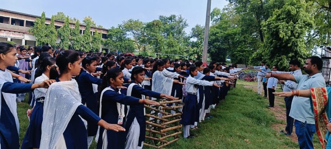 छात्र-छात्राओं द्वारा डॉल्फिन संरक्षण, पर्यावरण और यातायात सुरक्षा की शपथ लेते हुए