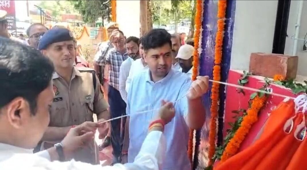 हरदोई कोतवाली देहात की नवनिर्मित चहारदीवारी का डीएम और एसपी ने किया लोकार्पण