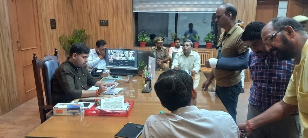 हरदोई : जन सुनवाई में झलका संवेदनशील प्रशासन का चेहरा, अनाथ भाई-बहन को मिला सरकारी सहारा