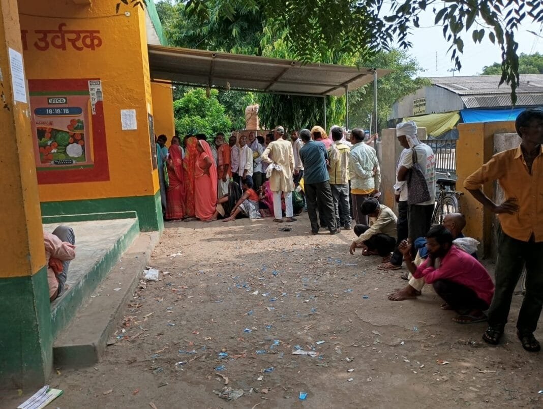 हरदोई जिले में खाद के लिए लाइन में खड़े किसान