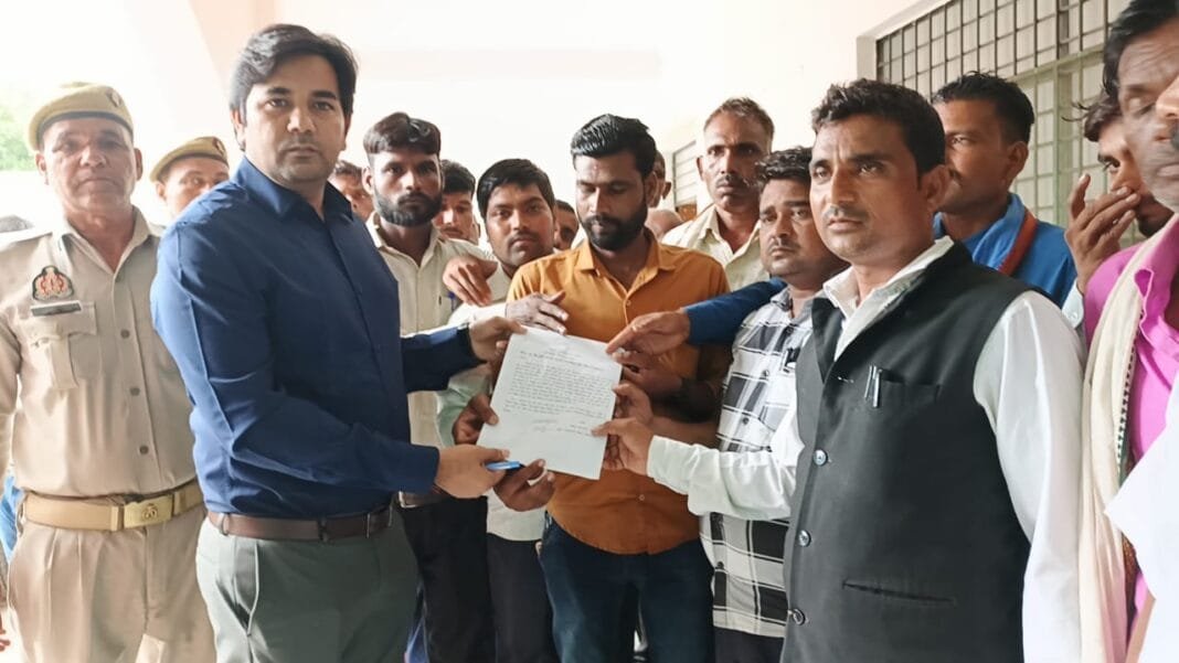 कुईरी प्राथमिक विद्यालय को समसीपुर में मर्ज करने के विरोध में ग्रामीणों का धरना प्रदर्शन, प्रशासन को सौंपा ज्ञापन