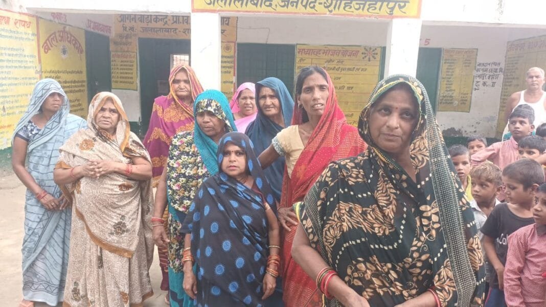 रमापुर बझेड़ा बंद स्कूल के बाहर खड़े ग्रामीण अभिभावक