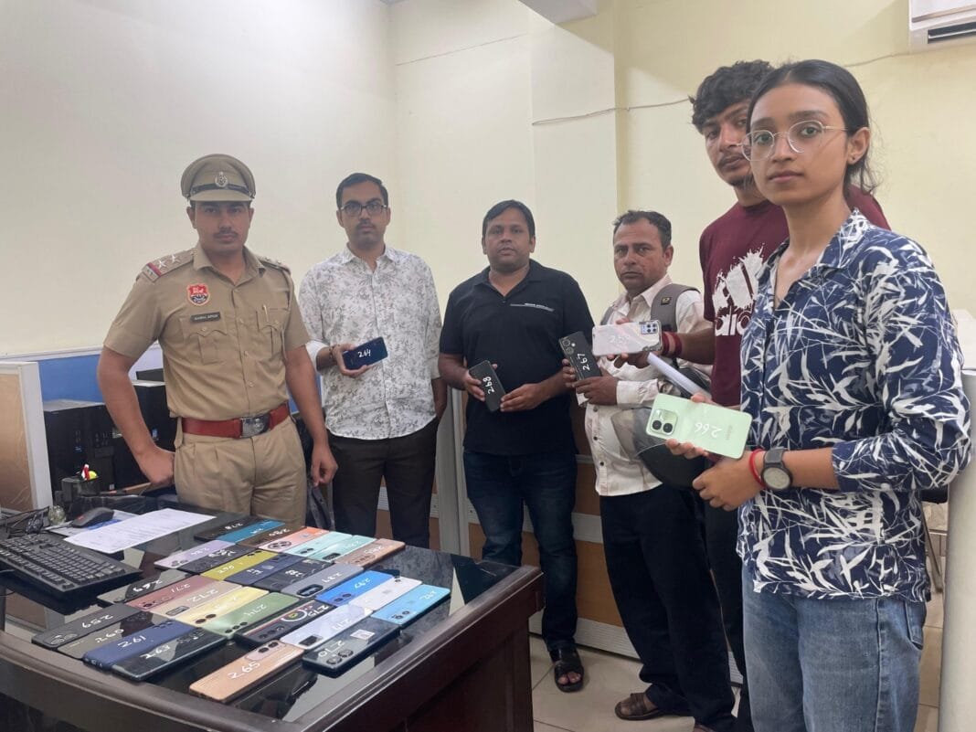 सोनीपत साईबर सैल द्वारा मोबाइल फोन सुपुर्द करते अधिकारी