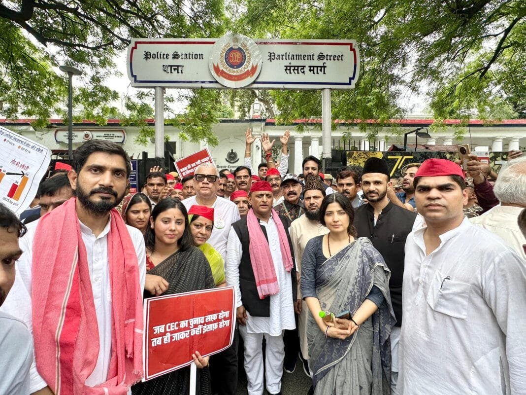 अखिलेश यादव और विपक्षी नेता संसद से चुनाव आयोग तक विरोध मार्च करते हुए