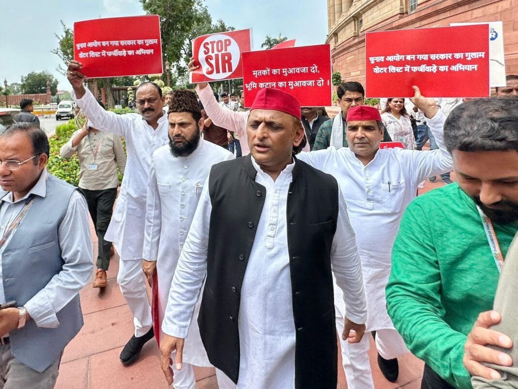 अखिलेश यादव ने चुनाव आयोग की निष्पक्षता पर सवाल उठाए