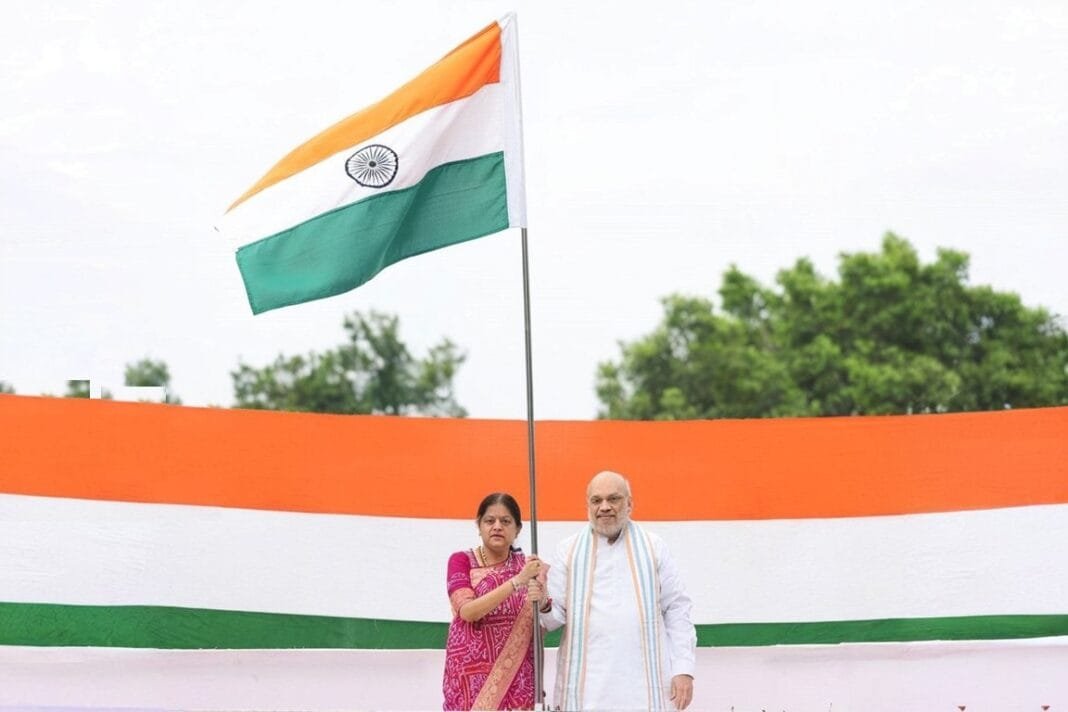अमित शाह ने हर घर तिरंगा अभियान के तहत अपने आवास पर तिरंगा फहराया