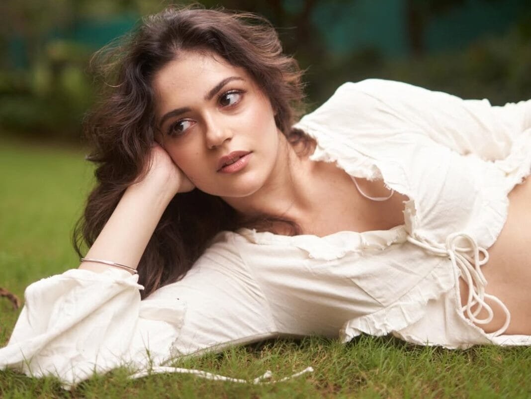 अनीत पड्डा को स्प्रिंग डेल स्कूल द्वारा सैयारा की सफलता पर सम्मानित करते हुए