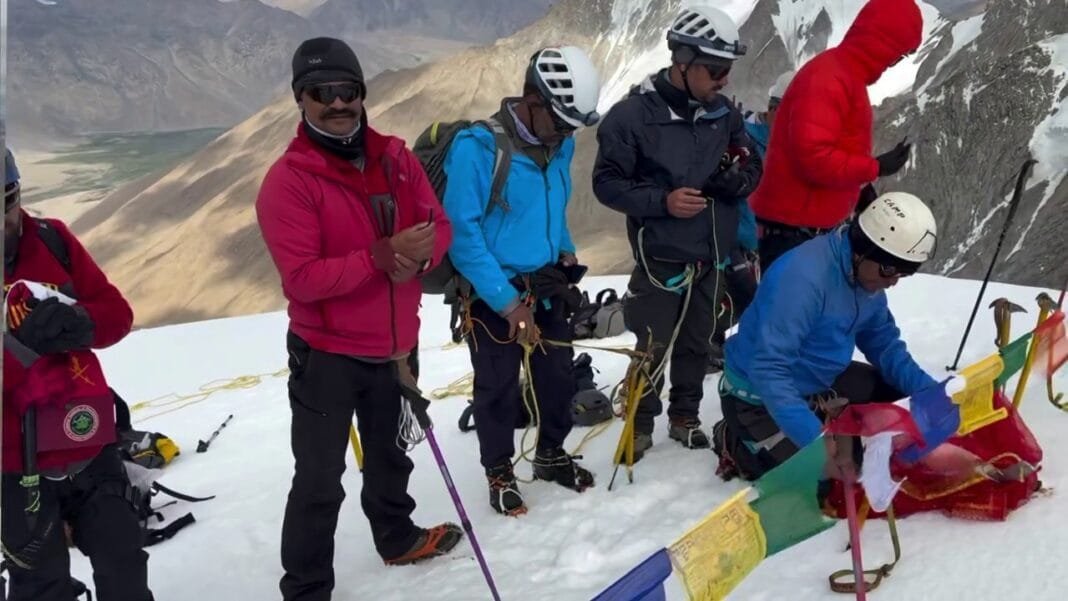 भारतीय सेना के पर्वतारोहियों ने पैंगोंग त्सो की ऊंची चोटी पर तिरंगा फहराया