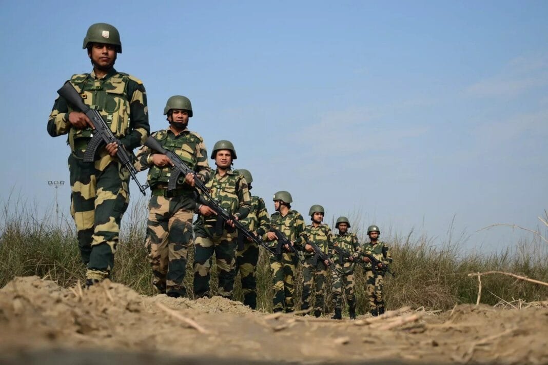 बीएसएफ जवान सीमा पर ऑपरेशन हाईअलर्ट के दौरान गश्त करते हुए, भारत-पाक सीमा सुरक्षा, स्वतंत्रता दिवस सुरक्षा