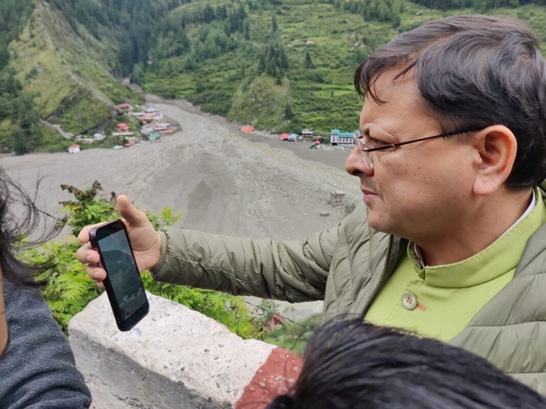 उत्तराखंड आपदा: उत्तरकाशी आपदा निरीक्षण करते हुए मुख्यमंत्री पुष्कर सिंह धामी