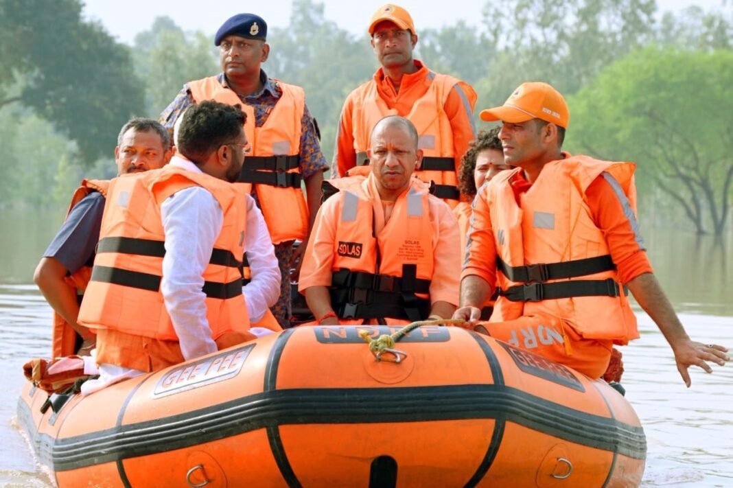 यूपी में बाढ़ राहत कार्यों में जुटी एनडीआरएफ की टीम (फाइल फोटो)
