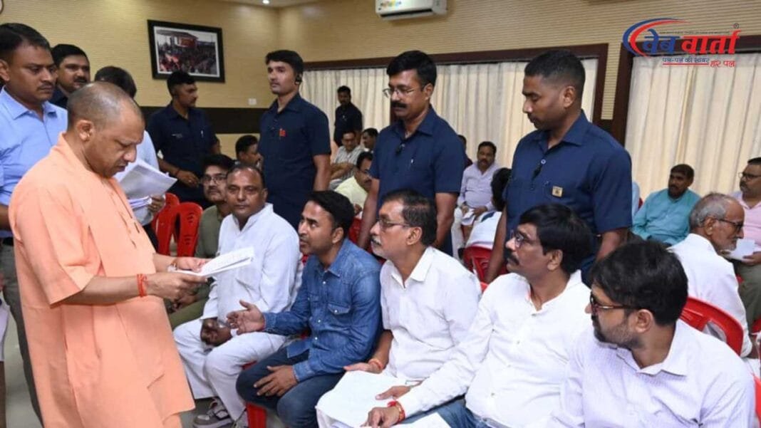सीएम योगी आदित्यनाथ वाराणसी जनता दरबार में लोगों की शिकायतें सुनते हुए