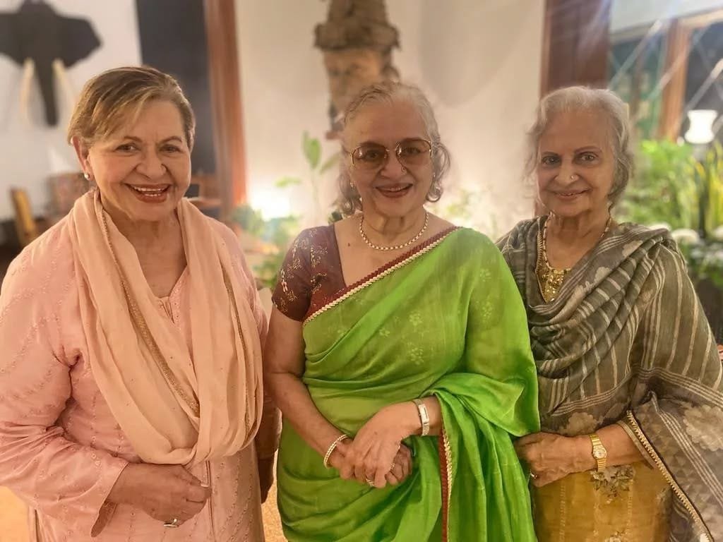 आशा पारेख, वहीदा रहमान और हेलेन - हिंदी सिनेमा की तीन ‘गोल्डन गर्ल्स’ ने साझा किए खास पल, खाने का उठाया लुत्फ 1 Celebration on winning of prestigious Dada Saheb Phalke Award with Helen and Waheeda.ashaparek