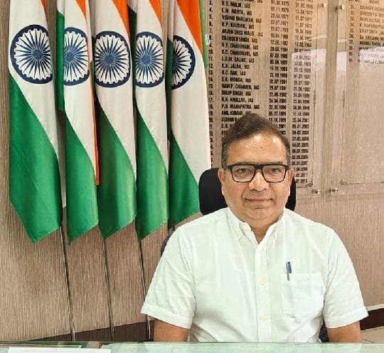 उपायुक्त सुशील सारवान कार्यक्रम की जानकारी देते हुए