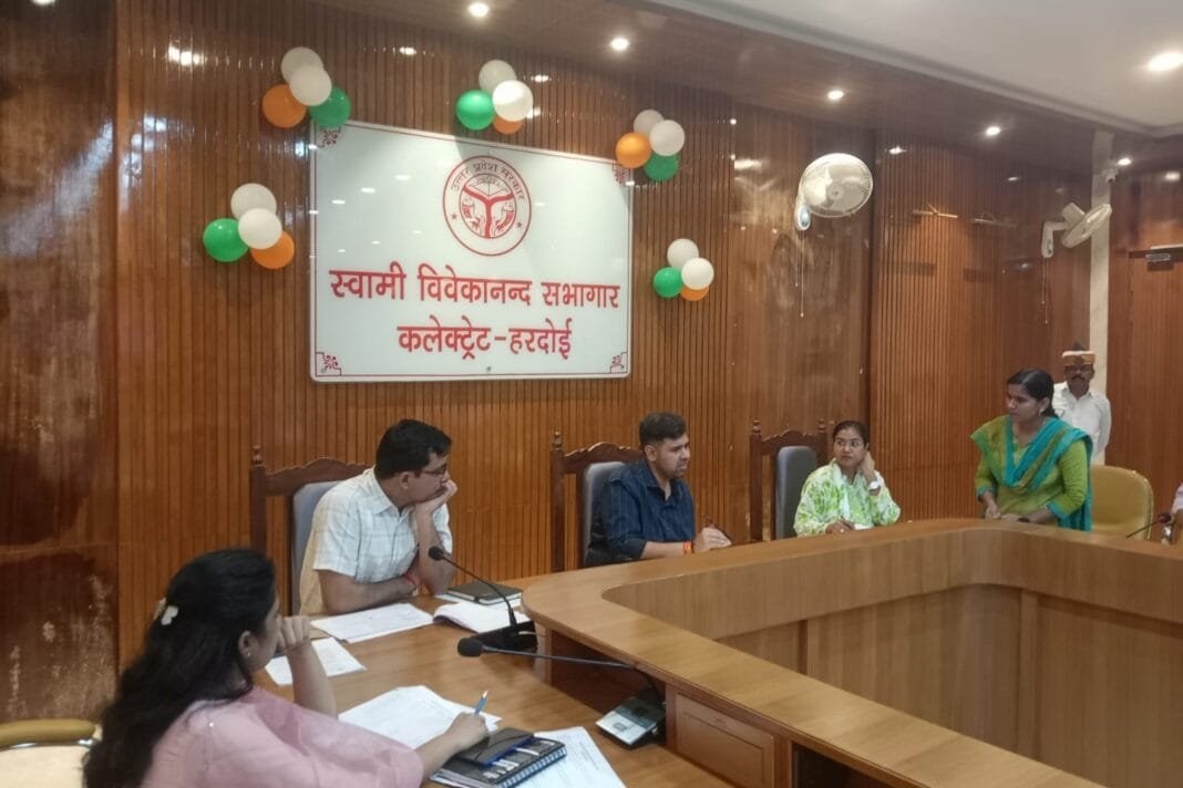 हरदोई नगर निकाय विकास कार्य समीक्षा बैठक में डीएम अनुनय झा