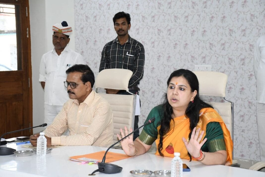 देवरिया की जिलाधिकारी दिव्या मित्तल स्कूल प्रबंधकों के साथ बैठक करते हुए