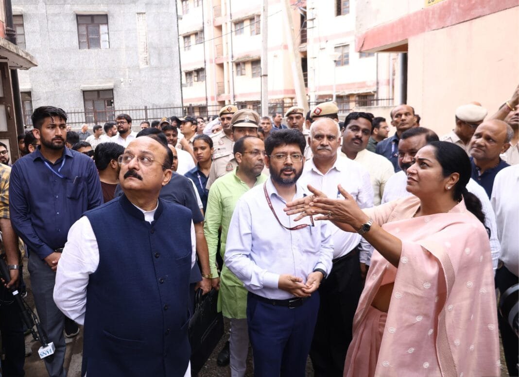 Delhi-02 सुल्तानपुरी डीडीए फ्लैट्स का निरीक्षण करतीं मुख्यमंत्री रेखा गुप्ता