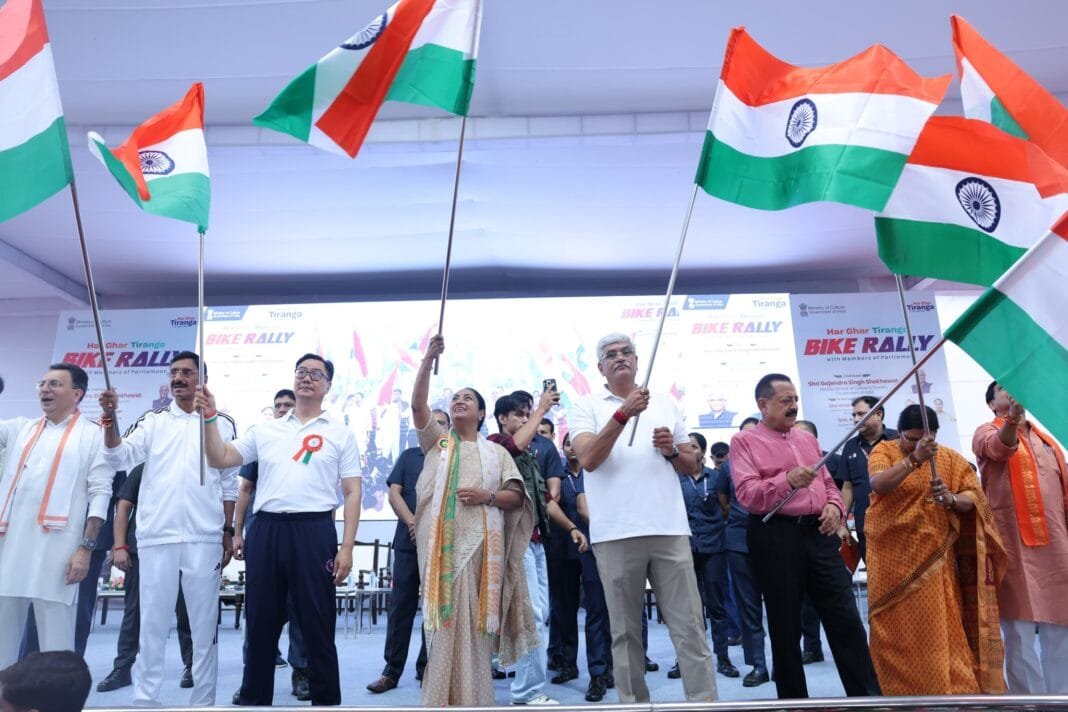 सीएम रेखा गुप्ता ने भारत मंडपम से ‘हर घर तिरंगा’ बाइक रैली को हरी झंडी दिखाई