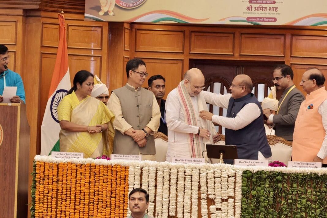 दिल्ली विधानसभा में विट्ठलभाई पटेल के सम्मान में डाक टिकट जारी करते अमित शाह