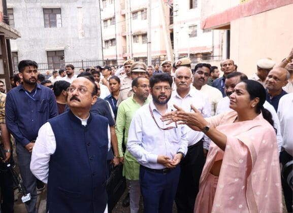 सुल्तानपुरी डीडीए फ्लैट्स का निरीक्षण करतीं मुख्यमंत्री रेखा गुप्ता