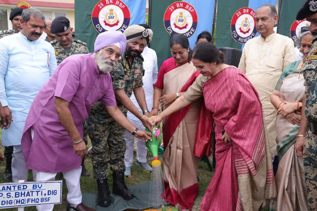 मुख्यमंत्री रेखा गुप्ता बीएसएफ जवानों के साथ पौधारोपण करते हुए