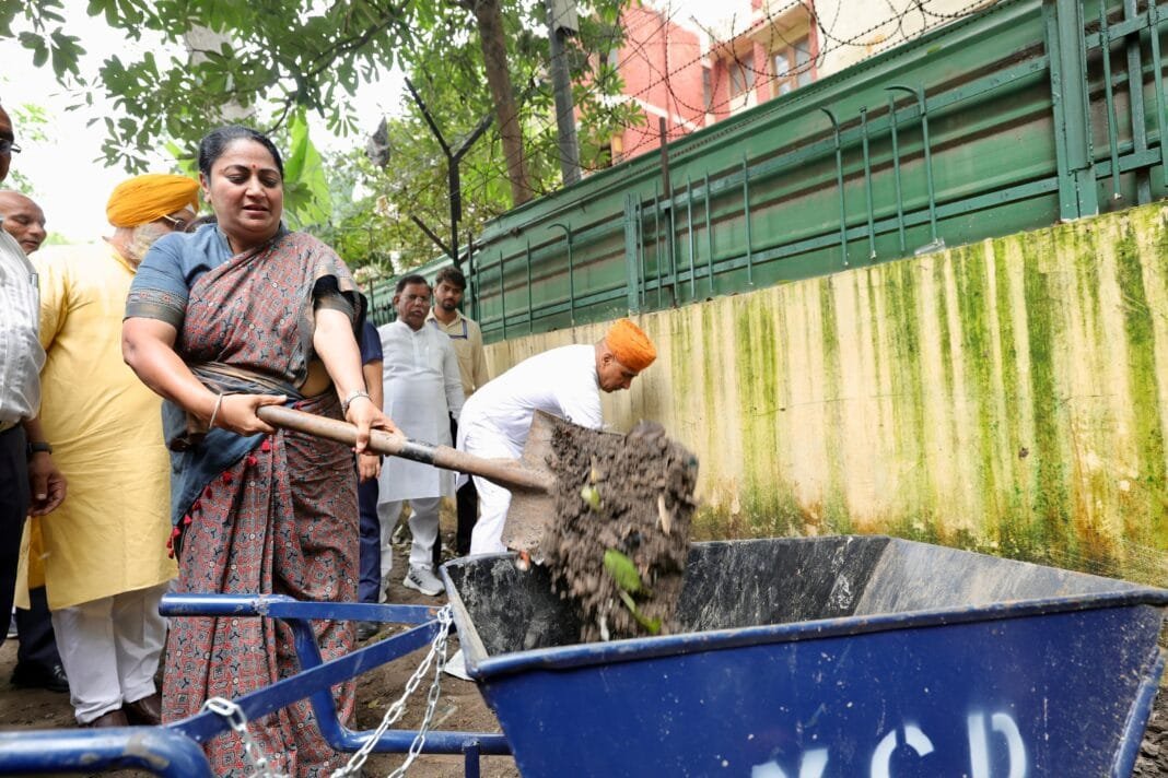 मुख्यमंत्री रेखा गुप्ता सफाई अभियान में श्रमदान करते हुए
