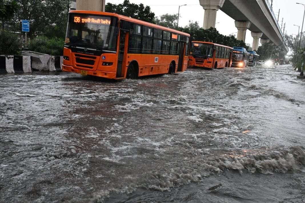 दिल्ली-एनसीआर में भारी बारिश से जलभराव