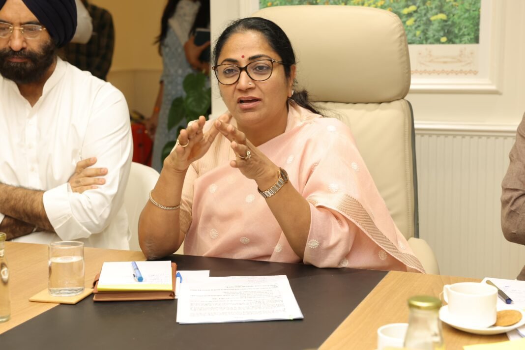 पेपरलेस मानसून सत्र की घोषणा करती मुख्यमंत्री रेखा गुप्ता