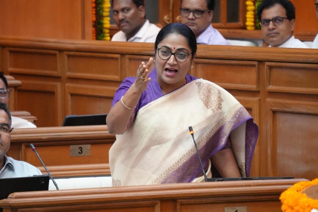 रेखा गुप्ता सरकार द्वारा पेश दिल्ली फीस नियंत्रण विधेयक 2025