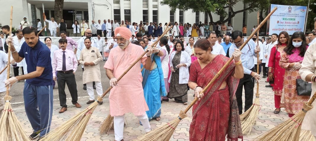 महापौर राजा इकबाल सिंह हिंदू राव अस्पताल में स्वच्छता अभियान के दौरान श्रमदान करते हुए