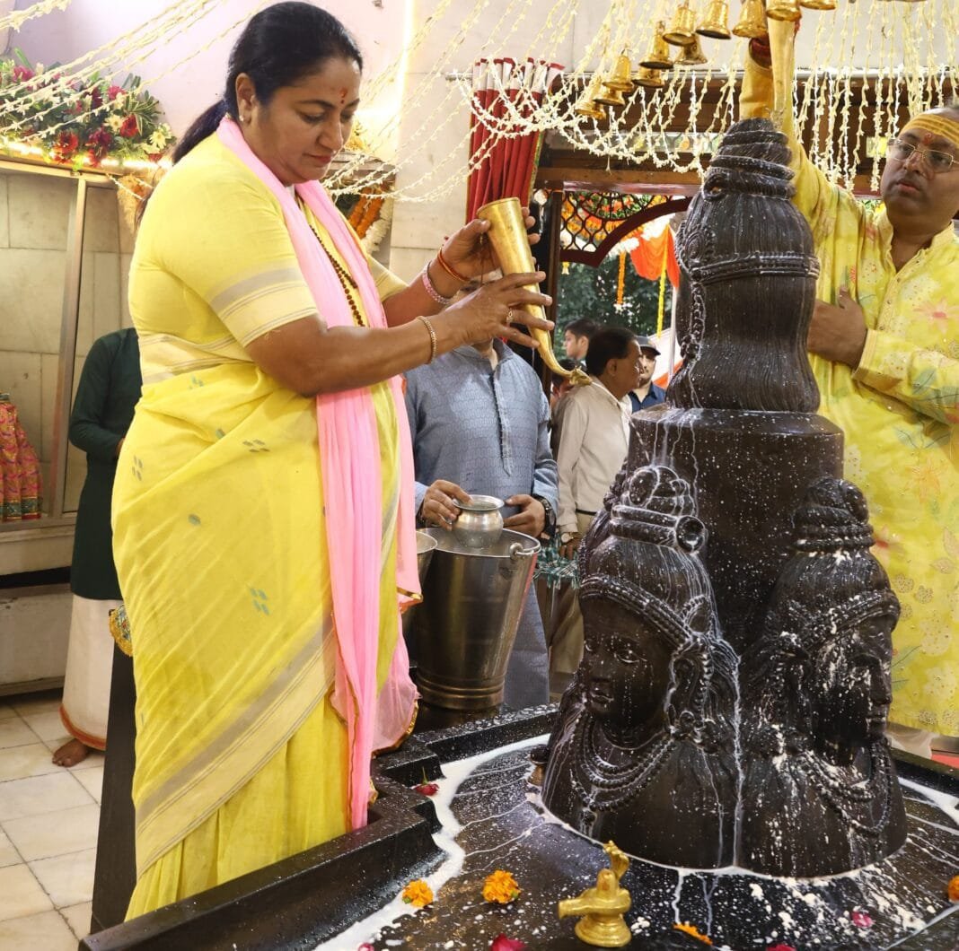 मुख्यमंत्री रेखा गुप्ता वैद्यनाथ मंदिर में रुद्राभिषेक करती हुईं