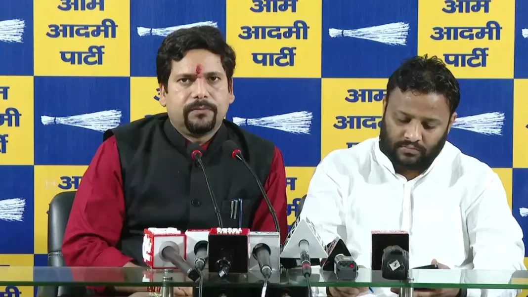 दिल्ली में आम आदमी पार्टी नेताओं की प्रेस कॉन्फ्रेंस, कानून व्यवस्था पर चर्चा करते हुए