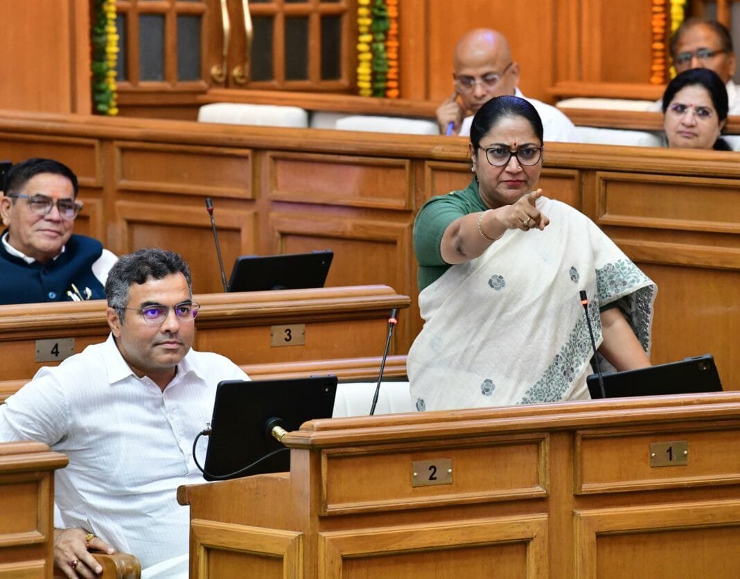 मुख्यमंत्री रेखा गुप्ता दिल्ली विधानसभा में फांसी घर विवाद पर बोलती हुईं