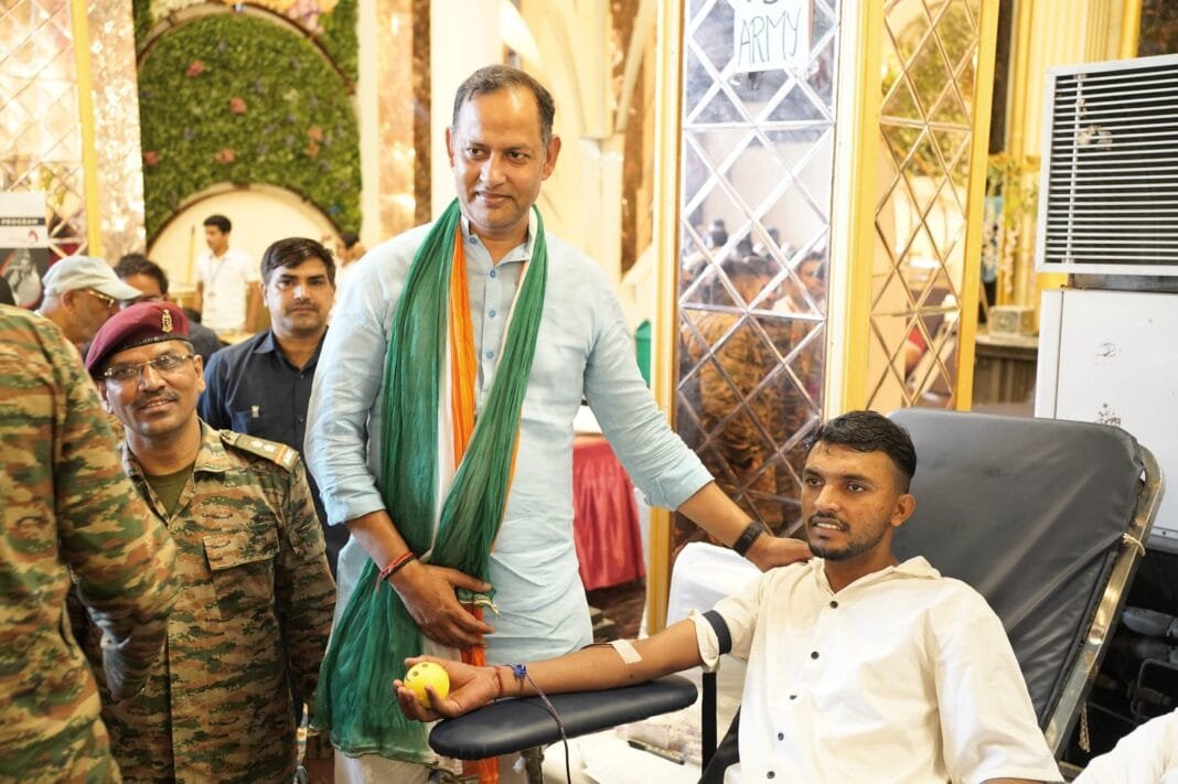 रक्तदान शिविर में भाग लेते रविन्द्र इंद्राज सिंह