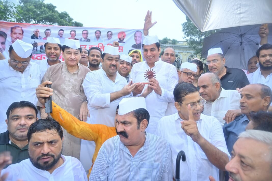 नई दिल्ली, 09 अगस्त (वेब वार्ता)। प्रदेश कांग्रेस अध्यक्ष देवेंद्र यादव ने शनिवार को अगस्त क्रांति दिवस के अवसर पर चांदनी चौक के ऐतिहासिक टाउन हॉल पर राष्ट्रीय ध्वज फहराकर स्वतंत्रता संग्राम के शहीदों को श्रद्धांजलि दी। इस अवसर पर पूर्व मंत्री हारुन यूसूफ, कम्युनिकेशन विभाग के चेयरमैन अनिल भारद्वाज, पूर्व विधायक हरी शंकर गुप्ता, आसिफ मोहम्मद खान सहित कई वरिष्ठ कांग्रेस नेता उपस्थित रहे। “करो या मरो” आंदोलन और शहीदों का बलिदान देवेंद्र यादव ने अपने संबोधन में कहा कि 9 अगस्त 1942 को महात्मा गांधी के नेतृत्व में शुरू हुआ भारत छोड़ो आंदोलन, ‘करो या मरो’ के नारे के साथ अंग्रेजों के खिलाफ स्वतंत्रता संग्राम की एक निर्णायक लड़ाई थी। इस आंदोलन ने देशवासियों को एकजुट किया और अंततः अंग्रेजों को 15 अगस्त 1947 को भारत छोड़ने पर मजबूर कर दिया। यादव ने कहा, “यह दिन उन सभी क्रांतिकारियों और शहीदों के बलिदान को याद करने का दिन है, जिन्होंने देश की आज़ादी के लिए अपने प्राण न्योछावर किए। उनकी बहादुरी और त्याग को हम कभी नहीं भूल सकते।” भाजपा पर चुनावी घोटालों और लोकतंत्र को कमजोर करने का आरोप प्रदेश कांग्रेस अध्यक्ष ने इस अवसर पर भाजपा सरकार पर तीखे आरोप लगाते हुए कहा कि पार्टी ने चुनावी घोटालों के माध्यम से लोकतंत्र की बुनियाद को कमजोर कर दिया है। उन्होंने कहा, “140 करोड़ देशवासियों का विश्वास तोड़कर भाजपा लोकतंत्र की नींव को हिला रही है। संवैधानिक मतदान का अधिकार जनता का है, लेकिन सत्ता की भूख में इसे चुराया जा रहा है।” यादव ने राहुल गांधी के हवाले से भाजपा और चुनाव आयोग के बीच मिलीभगत का आरोप लगाते हुए कहा कि चुनावों में धांधली हो रही है। उन्होंने सवाल उठाया कि विपक्ष को डिजिटल वोटर लिस्ट क्यों नहीं दी जा रही, सीसीटीवी फुटेज मिटाए जा रहे हैं, और वोटर लिस्ट में गड़बड़ियां क्यों हो रही हैं। चुनाव आयोग पर गंभीर आरोप देवेंद्र यादव ने चुनाव आयोग पर भाजपा के एजेंट की तरह काम करने का भी आरोप लगाया। उन्होंने कहा, “अगर चुनाव आयोग निष्पक्ष रहता तो देश की जनता भाजपा के काले कारनामों को देख पाती। लेकिन चुनाव आयोग भी भाजपा के दबाव में आकर अपनी जिम्मेदारियों से मुंह मोड़ रहा है।” निष्कर्ष अगस्त क्रांति दिवस के इस पावन अवसर पर देवेंद्र यादव ने स्वतंत्रता संग्राम के शहीदों को याद करते हुए वर्तमान राजनीतिक हालात पर गहरी चिंता जताई। उन्होंने लोकतंत्र की रक्षा और चुनाव प्रक्रिया की पारदर्शिता सुनिश्चित करने की जरूरत पर जोर दिया।