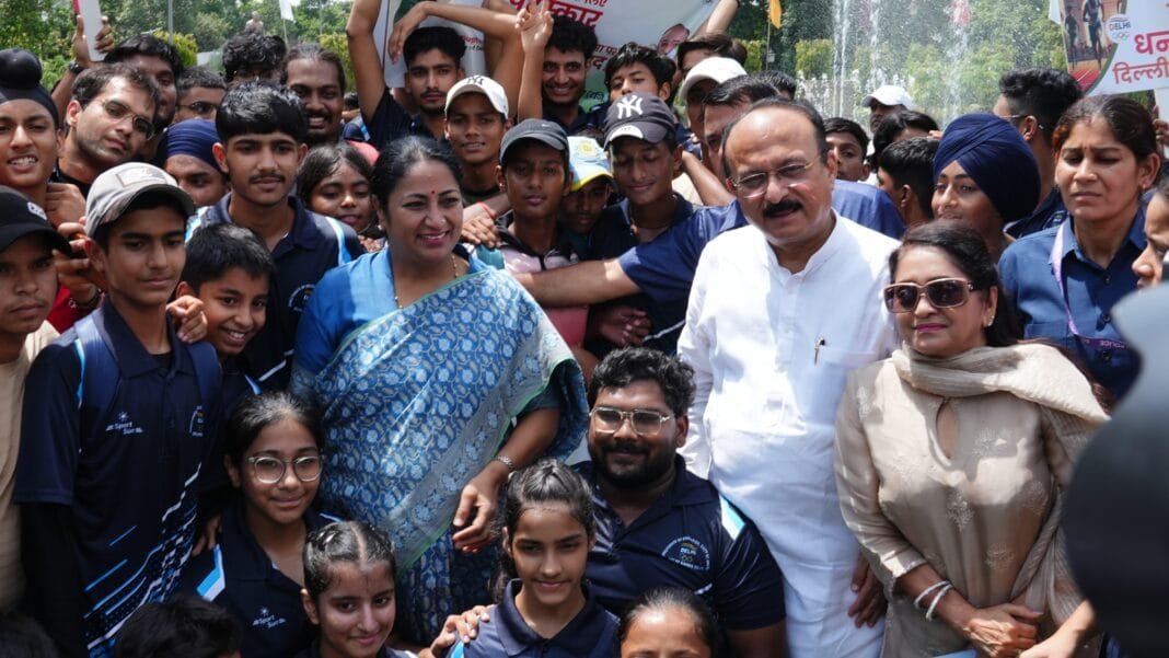 मुख्यमंत्री रेखा गुप्ता खेल नीति की घोषणा करती हुईं