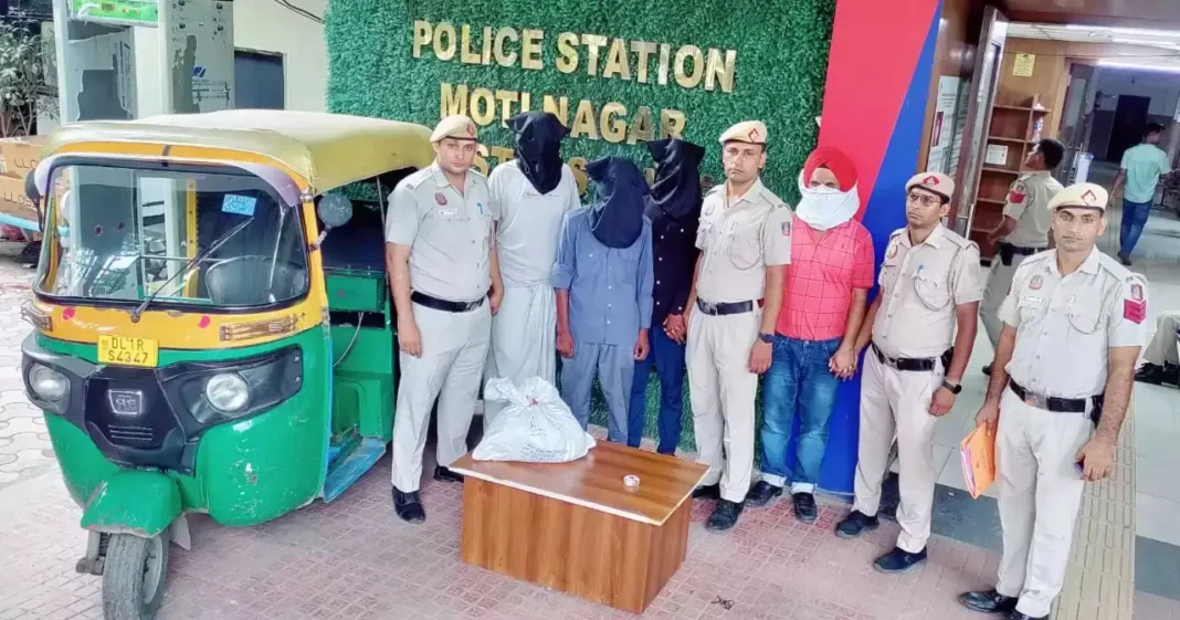 दिल्ली में ट्रैफिक सिग्नल पर साधु बनकर लूट करते अपराधी दिल्ली पुलिस ने किया गिरफ्तार
