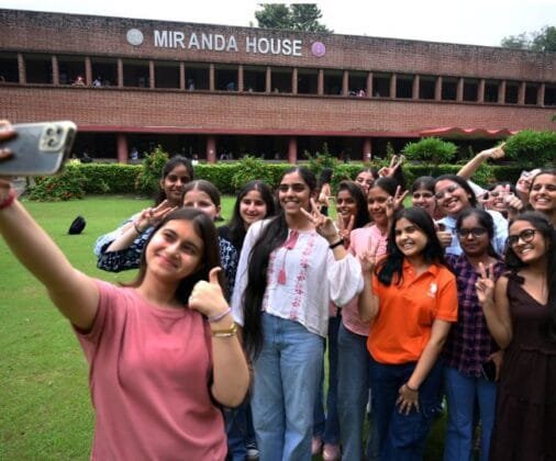 डीयू में मस्ती के साथ हुआ नए सत्र का आगाज: पहले दिन फ्रेशर्स को मिला गर्मजोशी से स्वागत