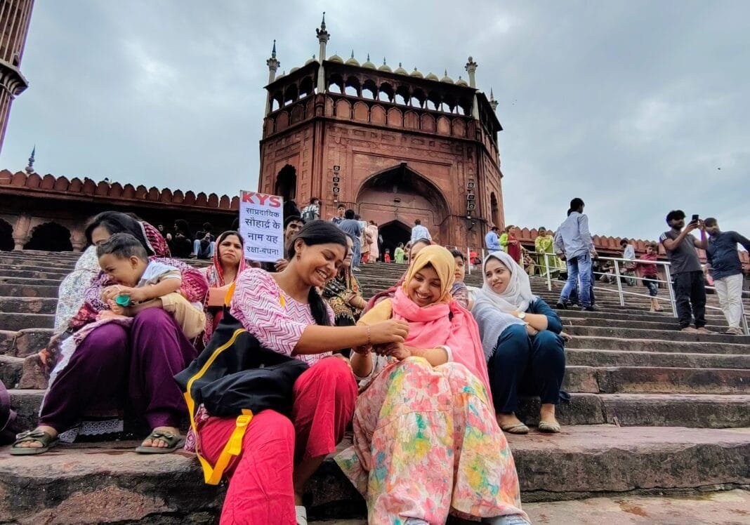 केवाईएस कार्यकर्ता जामा मस्जिद में सांप्रदायिक सौहार्द के लिए रक्षाबंधन पर राखी बांधते हुए