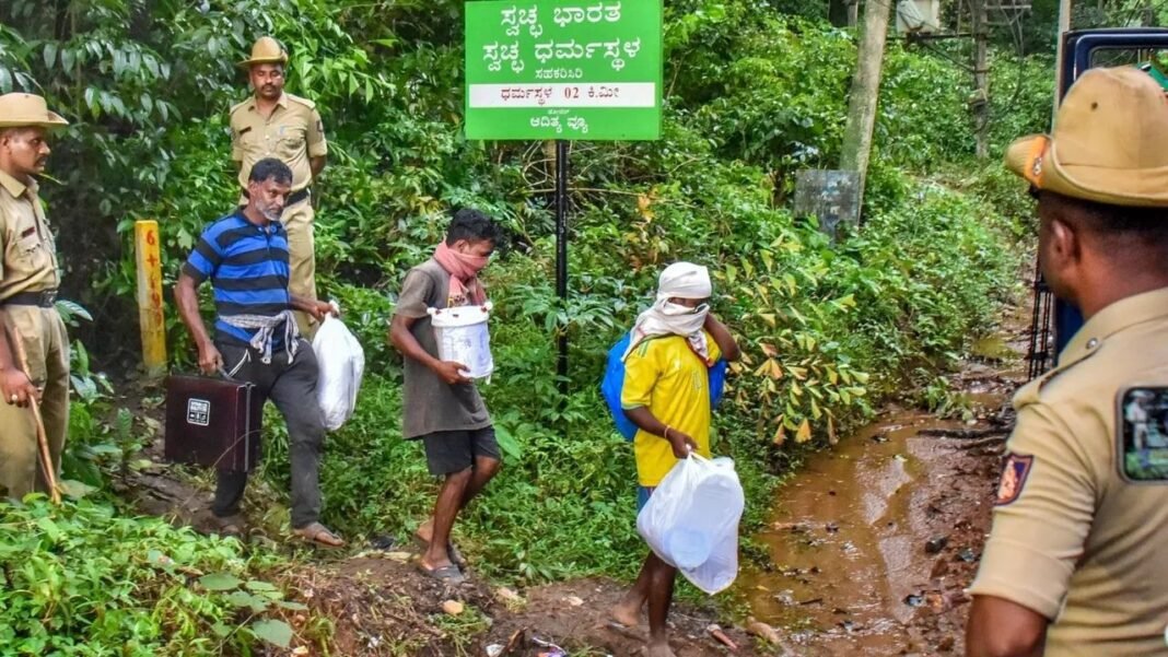 धर्मस्थल में खुदाई करते जांच अधिकारी