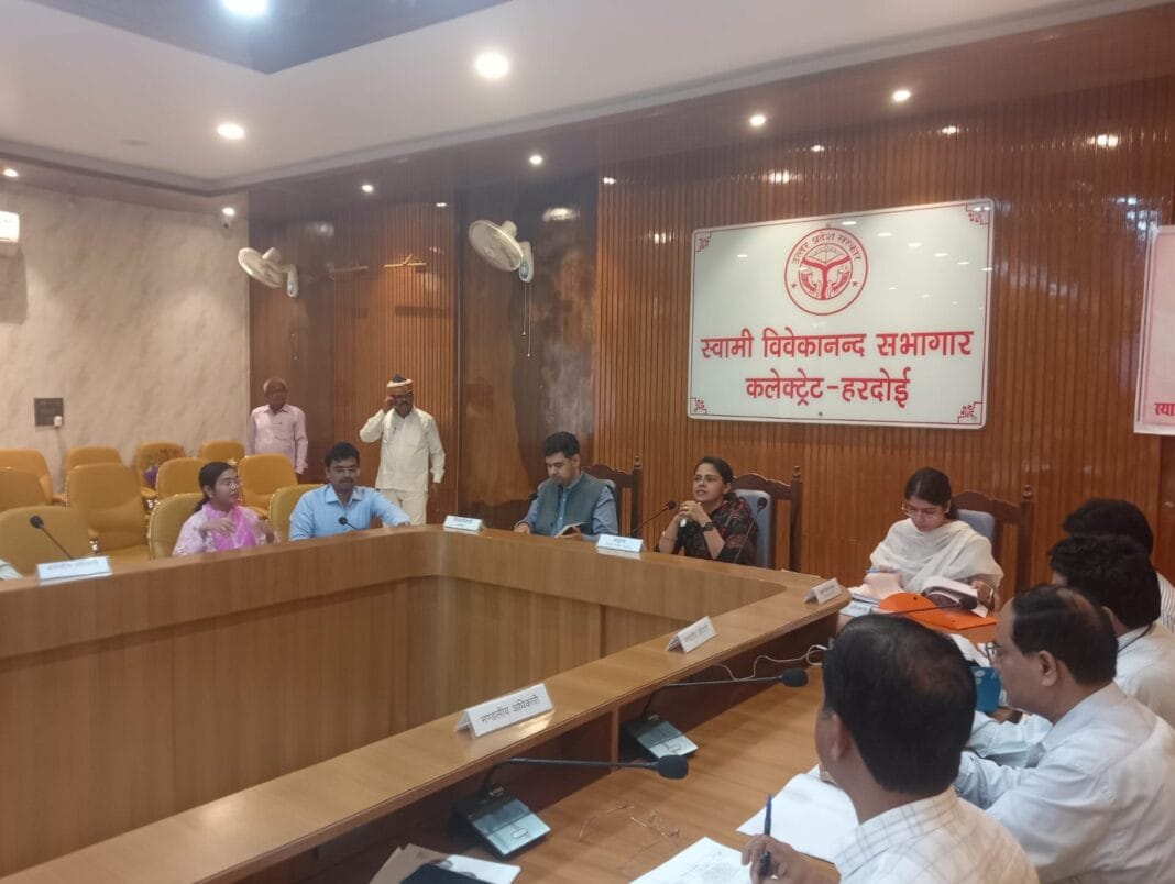 Divisional Commissioner praised the DM's initiative in the administrative review meeting हरदोई : प्रशासनिक समीक्षा बैठक में मंडलायुक्त ने की डीएम की पहल की सराहना