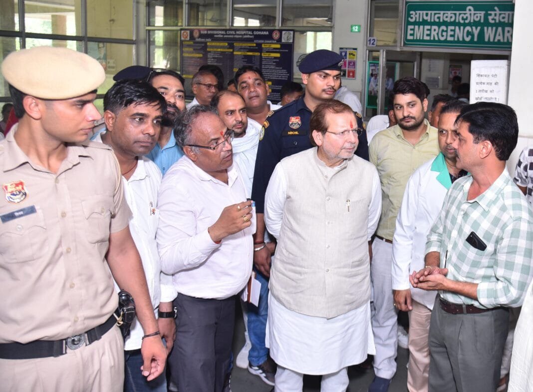 गोहाना अस्पताल का निरीक्षण करते कैबिनेट मंत्री डॉ अरविंद शर्मा
