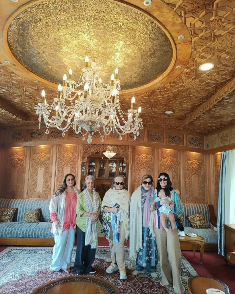 आशा पारेख, वहीदा रहमान और हेलेन - हिंदी सिनेमा की तीन ‘गोल्डन गर्ल्स’ ने साझा किए खास पल, खाने का उठाया लुत्फ 2 Enjoying the houseboat in Srinagar.FriendsForEver FriendsLikeFamily Holiday FunTime Beauti