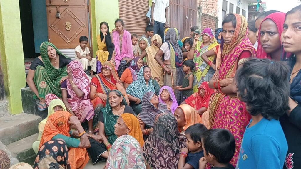 एटा के 11 श्रद्धालुओं की खाटू श्याम से लौटते समय मौत, राजस्थान के दौसा में भीषण सड़क हादसा 1 Etah Dausa Accident Family Mourning