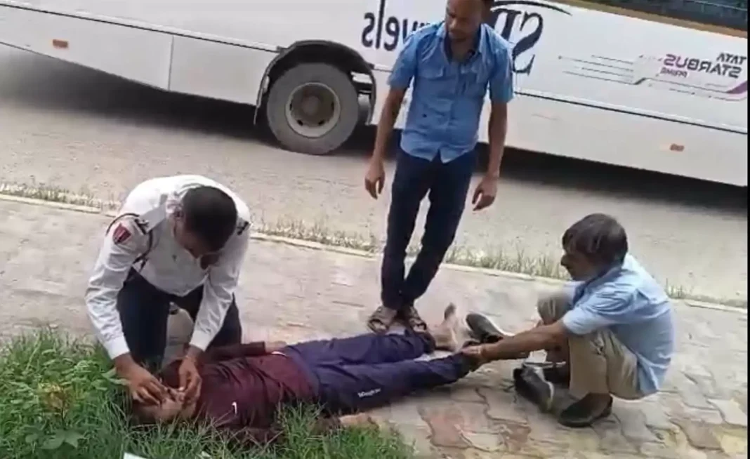 गुरुग्राम ट्रैफिक पुलिस एएसआई ने CPR देकर बचाई जान